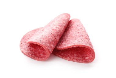 Beyaz üzerine izole edilmiş lezzetli füme sosis dilimleri.