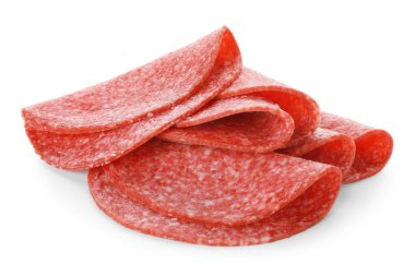 Beyaz üzerine izole edilmiş lezzetli füme sosis dilimleri.