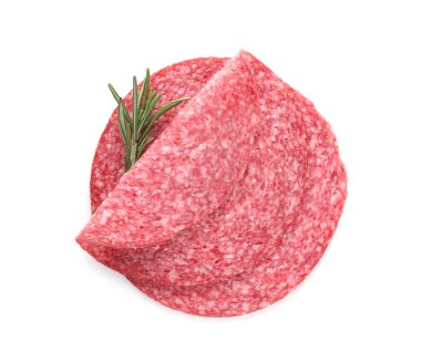 Lezzetli tütsülenmiş sosis dilimleri ve beyaza izole edilmiş biberiye.