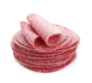 Beyaz üzerine izole edilmiş lezzetli füme sosis dilimleri.