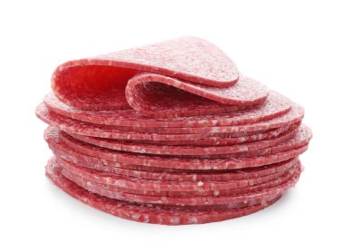 Beyaz üzerine izole edilmiş lezzetli füme sosis dilimleri.