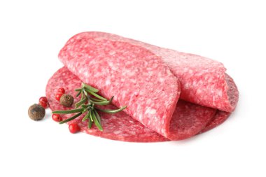 Lezzetli füme sosis dilimleri ve beyaz üzerine izole edilmiş baharatlar.