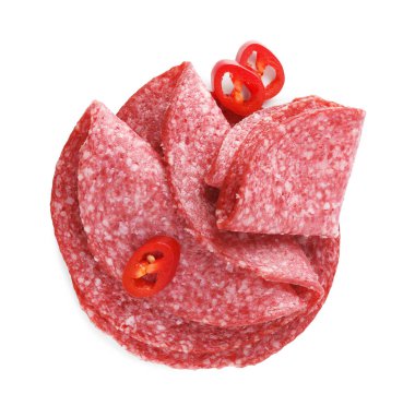 Lezzetli tütsülenmiş sosis ve biber dilimleri beyaza izole edilmiş, üst manzara.