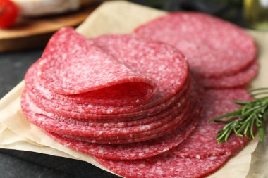 Lezzetli füme sosis ve biberiye dilimleri masada, yakın plan.