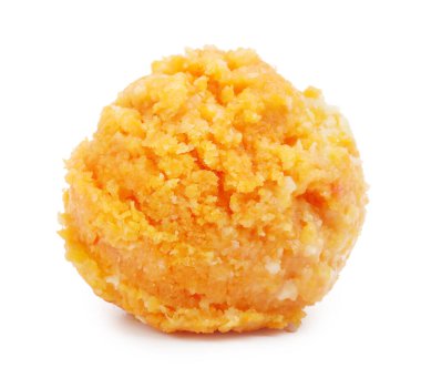 Bir kepçe leziz dondurma beyazda izole edilmiş.