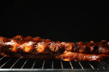 Izgarada domuz pirzolası, yakın plan. Metin için boşluk