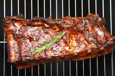 Biberiyeli leziz domuz pirzolası.