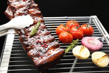 Izgaradan maşayla leziz domuz pirzolası alıp yakın plan çekiyoruz.