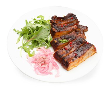 Lezzetli pirzola, soğan ve roka beyaza izole edilmiş.