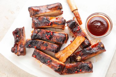 Lezzetli domuz pirzolası, sos ve fırça gri masada, üst manzara.