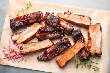 Lezzetli domuz pirzolası, kekik ve soğan gri masada.