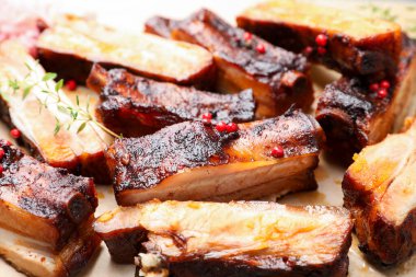 Lezzetli domuz kaburgası ve kağıt üzerinde kekik, yakın plan.