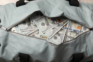 Bir çanta dolusu banknot, üst görünüm.