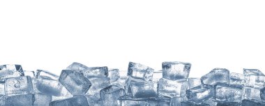 Beyaz zemin üzerinde berrak buz küpleri yığını