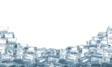 Beyaz zemin üzerinde berrak buz küpleri yığını