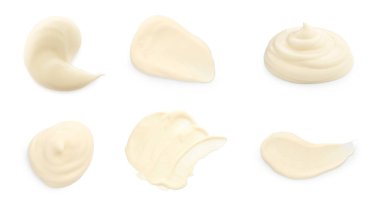 Lezzetli mayonez sosu beyaza izole edilmiş.