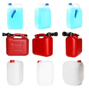 Beyaza izole edilmiş farklı plastik kaplar, kolaj. Farklı taraflardan görünüm