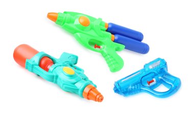 Beyaza izole edilmiş renkli plastik su tabancaları. Çocuk oyuncağı