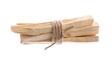 Beyaz arkaplanda bir avuç palo santo var.