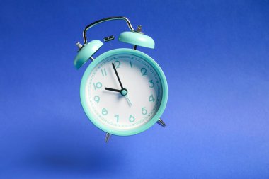 Mavi arkaplanda turkuaz alarm saati