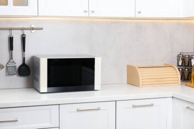 Mutfak tezgahında kapalı mikrodalga fırın.