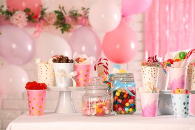 Çikolata. Dekoratif odadaki masada bir sürü farklı tatlı var.