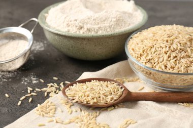 Kahverengi pirinç ve un gri masada, yakın plan.