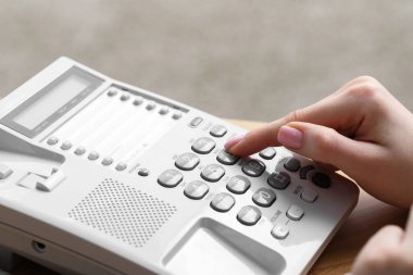 Telefondaki kadın numarası bulanık arkaplan, yakın plan.