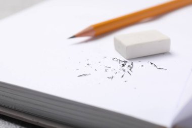 Silgi, kalem ve kırıntılar defterde, yakın plan