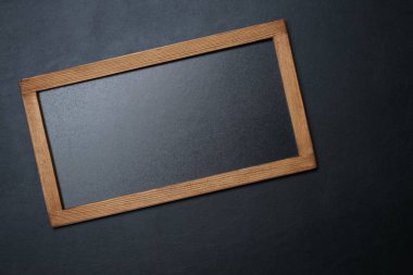 Siyah desenli arka plan, üst görünüm üzerine boş küçük karatahta