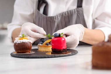 Masada naneli turta dekore eden şekerci, yakın plan.