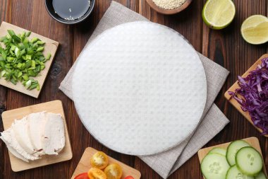 Yenebilir pirinç kağıtları ve malzemeler ahşap masada, düz yerde.