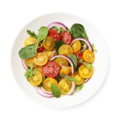 Sarı domatesli taze salata, beyaza izole edilmiş.