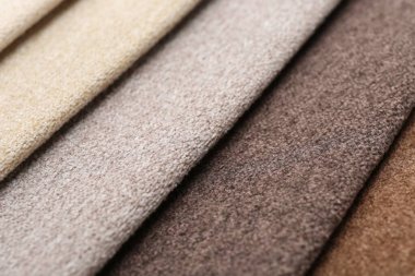 Arka plan olarak farklı kumaşlardan örnekler, yakın plan