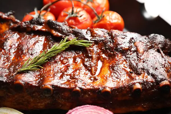 Biberiyeli domuz pirzolası ve tavada domates, yakın plan.