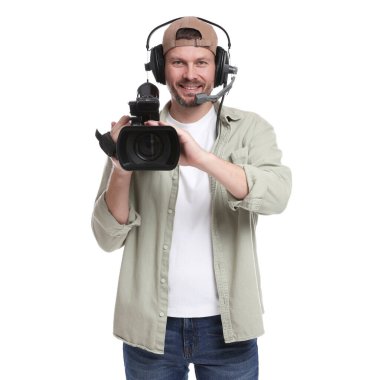 Profesyonel kameralı ve kulaklıklı bir adam beyaz arka planda.