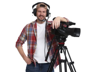 Profesyonel kameralı ve kulaklıklı bir adam beyaz arka planda.