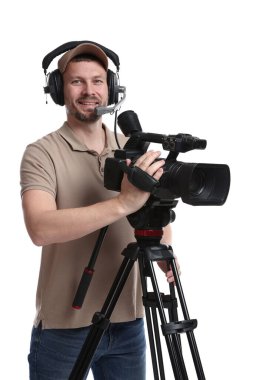 Profesyonel kameralı ve kulaklıklı bir adam beyaz arka planda.
