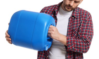 Beyaz arka planda plastik kutu tutan adam, yakın plan.