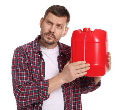 Beyaz arka planda plastik kutu tutan adam.