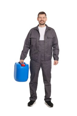 Beyaz arka planda plastik kutu tutan adam.