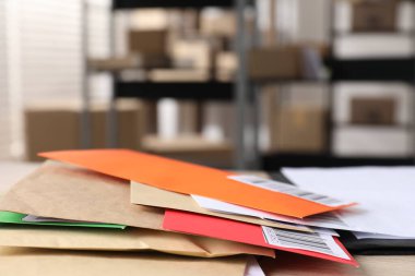 Postanedeki masada bir sürü farklı zarf var. Metin için boşluk