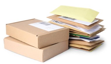 Beyaz üzerine izole edilmiş farklı kağıt zarflar ve paketler. Postane