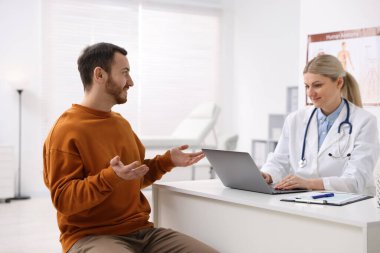 Hastanedeki doktorla randevusu olan adam.