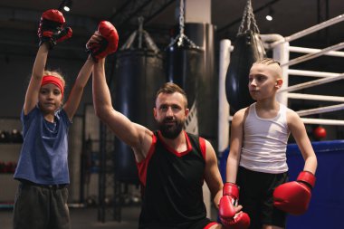 Koç, kızların boks eğitimini kapalı alanda kazandığını söylüyor.