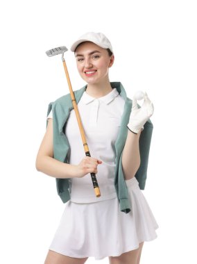 Beyaz arka planda golf sopası ve topu olan kadın.
