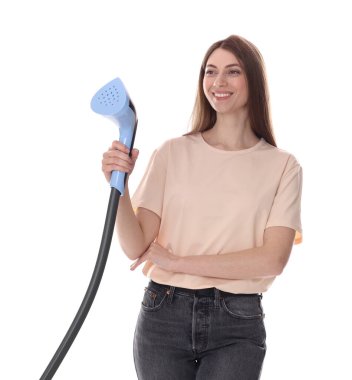 Beyaz arka planda giysi buharlı gülen kadın.