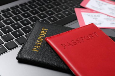 Pasaportlar ve uçuş biletleri bilgisayarda, yakın plan.