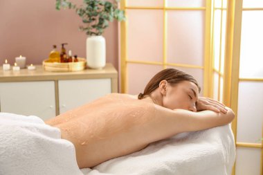 Vücut bakımı gören kadın spa salonunda tedavi görüyor