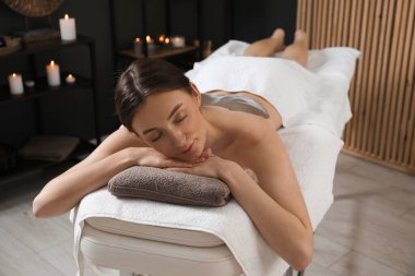 Vücut bakımı gören kadın spa salonunda tedavi görüyor